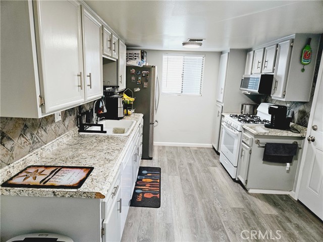 Detail Gallery Image 3 of 37 For 5000 Nordic Dr #1,  Bakersfield,  CA 93309 - 3 Beds | 2 Baths