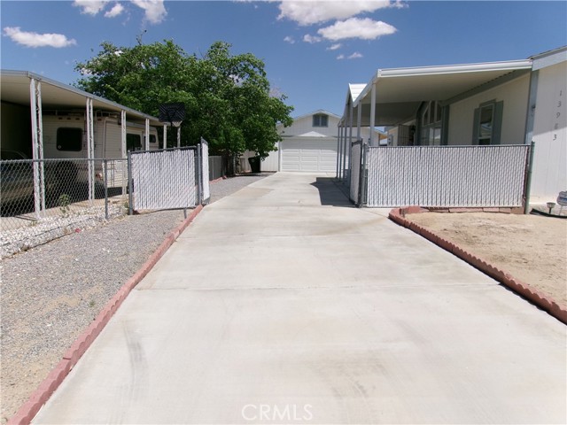 Detail Gallery Image 5 of 61 For 13983 Silver Lake Pl, Victorville,  CA 92395 - 3 Beds | 2 Baths