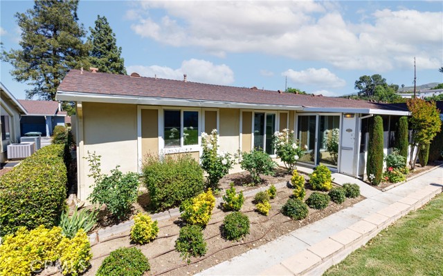 Detail Gallery Image 1 of 45 For 19202 Avenue of the Oaks a,  Newhall,  CA 91321 - 2 Beds | 2 Baths
