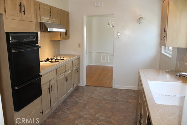 427 S Mariposa Street, Burbank CA: https://media.crmls.org/medias/a2f5dbf9-aa1e-48e0-8e29-e4387ef69cf7.jpg