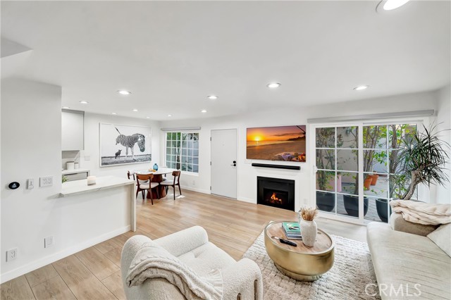 Detail Gallery Image 8 of 42 For 14727 Magnolia Bld #126,  Sherman Oaks,  CA 91403 - 2 Beds | 2/1 Baths