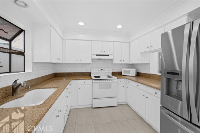 Detail Gallery Image 13 of 31 For 420 Narcissus Ave, Corona Del Mar,  CA 92625 - 3 Beds | 3 Baths