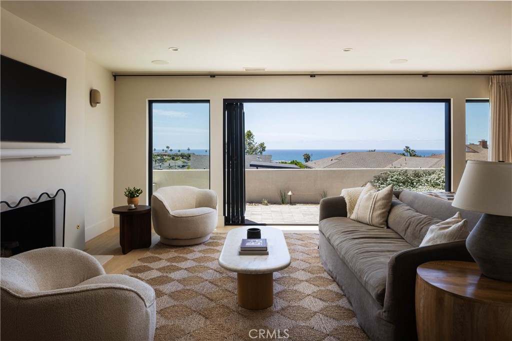 2703 Via Montecito