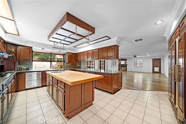 Detail Gallery Image 10 of 56 For 1851 Pitcairn, Costa Mesa,  CA 92626 - 4 Beds | 4 Baths