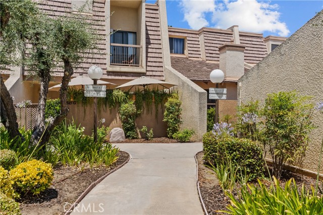 Detail Gallery Image 4 of 45 For 18417 Collins St #D,  Tarzana,  CA 91356 - 3 Beds | 2/1 Baths