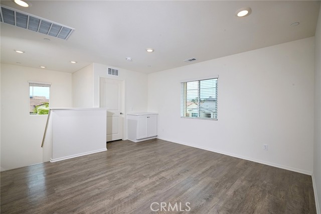 Detail Gallery Image 10 of 17 For 1226 Universal Way, Hemet,  CA 92543 - 3 Beds | 2/1 Baths