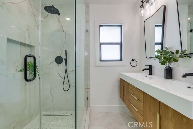 2103 Roxanne Avenue, Long Beach CA: https://media.crmls.org/medias/a2fed067-570b-4cd5-a6d4-40da7418e380.jpg