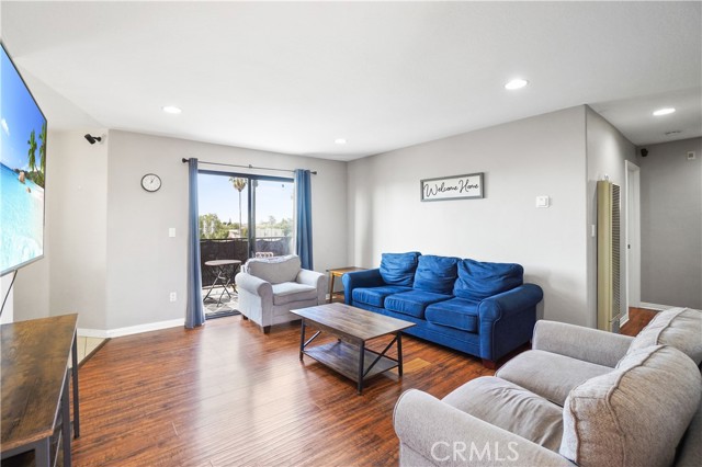 Detail Gallery Image 5 of 28 For 1509 Stanley Ave #304,  Long Beach,  CA 90804 - 3 Beds | 2 Baths