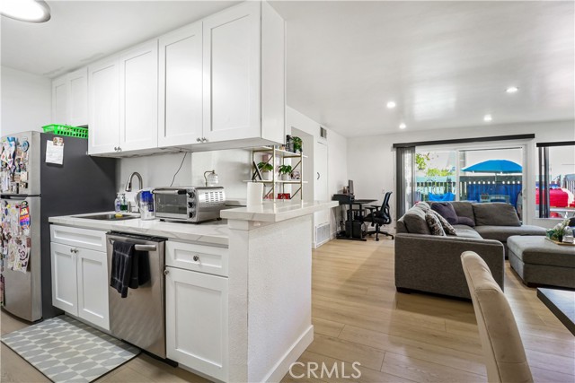 Detail Gallery Image 10 of 16 For 5700 Etiwanda, Tarzana,  CA 91356 - 3 Beds | 2 Baths