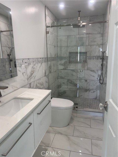 Detail Gallery Image 15 of 31 For 7127 White Oak, Reseda,  CA 91335 - 4 Beds | 3 Baths