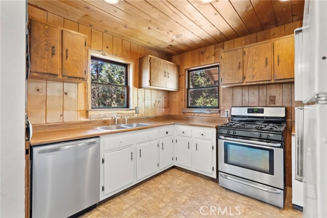 26251 Alpine Lane, Twin Peaks CA: https://media.crmls.org/medias/a30711ab-e0ce-4401-8fba-ed348beaaea2.jpg