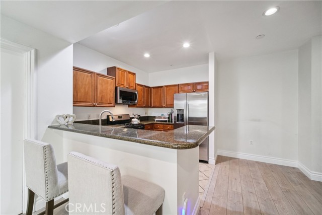 Detail Gallery Image 11 of 30 For 13951 Sherman Way #204,  Van Nuys,  CA 91405 - 2 Beds | 2 Baths