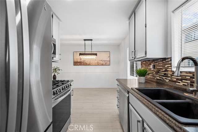 Detail Gallery Image 10 of 23 For 9901 Independence Ave #D,  Chatsworth,  CA 91311 - 2 Beds | 2 Baths