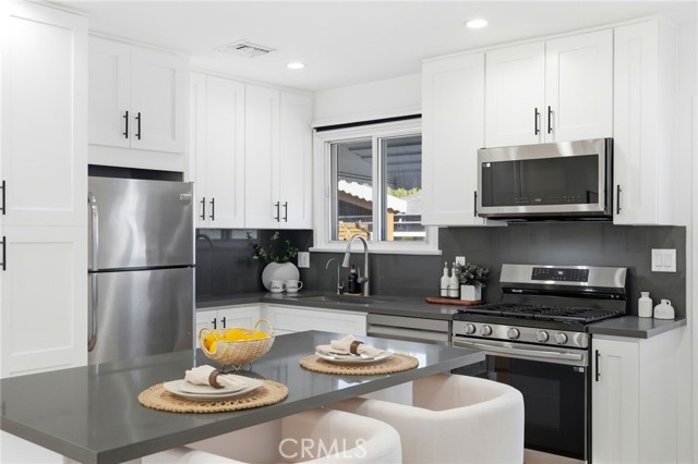 Detail Gallery Image 19 of 74 For 2140 N Rose St, Burbank,  CA 91505 - 5 Beds | 3/1 Baths