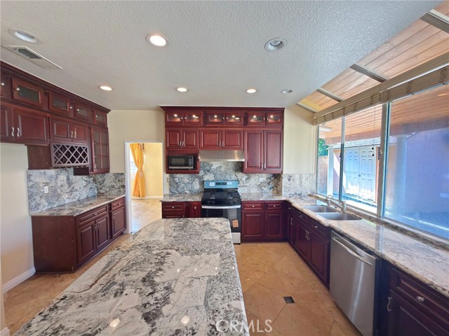 Detail Gallery Image 8 of 74 For 11037 Biella, Whittier,  CA 90604 - 5 Beds | 3/1 Baths