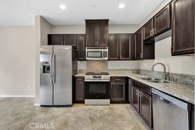 Detail Gallery Image 12 of 38 For 14665 Sherman Way, Van Nuys,  CA 91405 - 3 Beds | 3 Baths