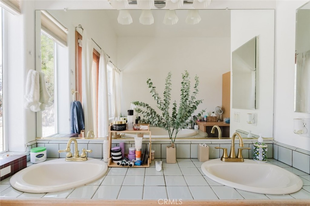 https://media.crmls.org/medias/a3178187-91c4-420a-bd88-b67e32e6991d.jpg?preset=X-Large
