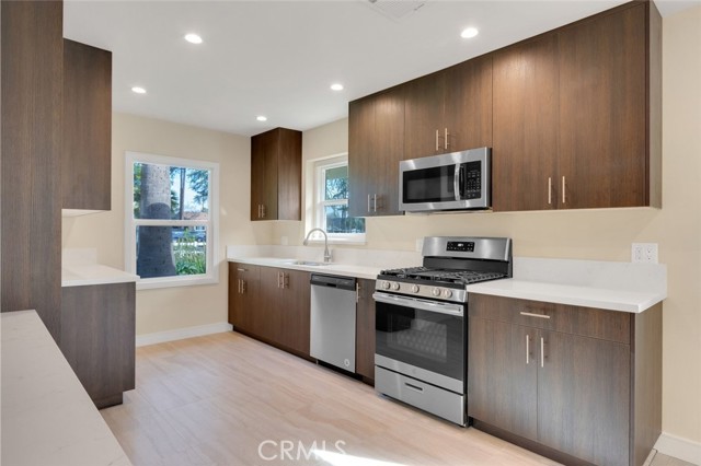 Detail Gallery Image 10 of 53 For 17024 Sherman Way, Van Nuys,  CA 91406 - 3 Beds | 2 Baths