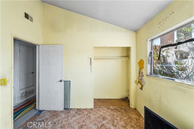 22038 Alamogordo Road, Saugus CA: https://media.crmls.org/medias/a31da781-d76e-4a5c-9eb4-580df290b4ac.jpg