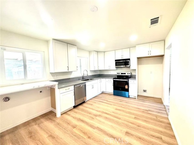 Detail Gallery Image 7 of 14 For 2002 N Woodridge, Hanford,  CA 93230 - 3 Beds | 1 Baths