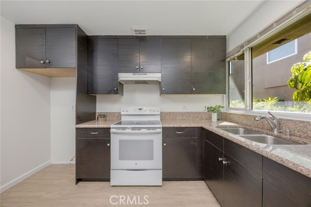 Detail Gallery Image 7 of 28 For 18110 Killion St #2,  Tarzana,  CA 91356 - 3 Beds | 2/1 Baths