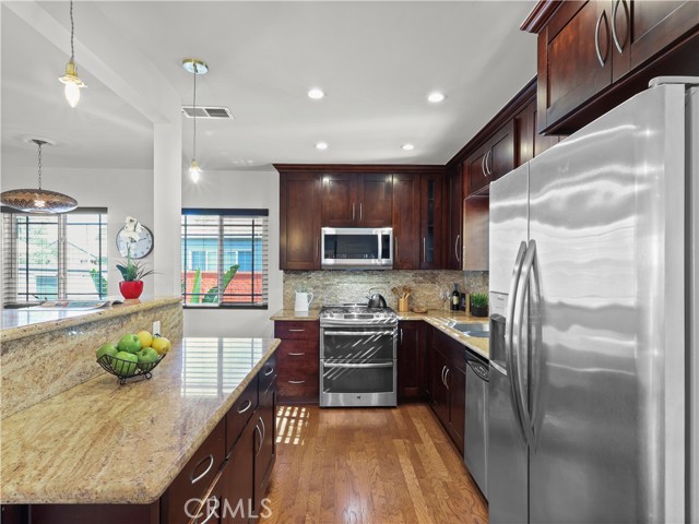 Detail Gallery Image 3 of 57 For 8110 Lesner Ave, Lake Balboa,  CA 91406 - 3 Beds | 2 Baths