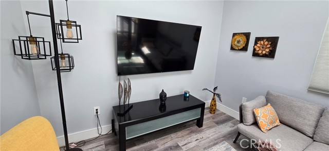 Detail Gallery Image 6 of 8 For 20284 Lorenzana Dr, Woodland Hills,  CA 91364 - 1 Beds | 1 Baths