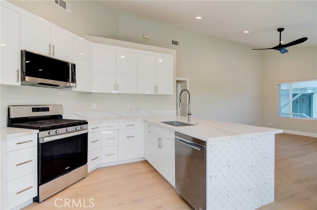 Detail Gallery Image 6 of 19 For 527 Westminster #B,  Newport Beach,  CA 92663 - 3 Beds | 2 Baths