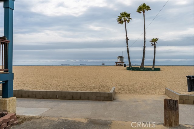 1207 Seal Way, Seal Beach CA: https://media.crmls.org/medias/a330a99c-87b1-4c68-ba4c-f664cbe49126.jpg