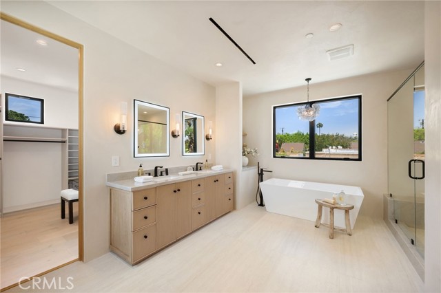 555 N Plymouth Boulevard, Los Angeles CA: https://media.crmls.org/medias/a330f329-f9ed-44d7-ac5e-e5abc6cc97bf.jpg