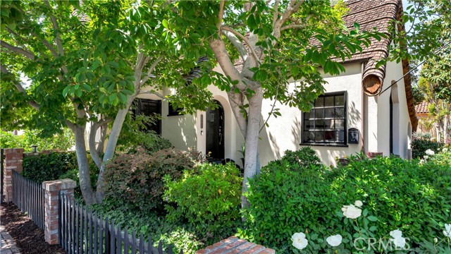 Detail Gallery Image 4 of 69 For 2042 N Ross St, Santa Ana,  CA 92706 - 3 Beds | 2/1 Baths