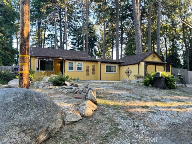 Detail Gallery Image 1 of 7 For 25031 Sunset Dr, Crestline,  CA 92325 - 2 Beds | 1 Baths