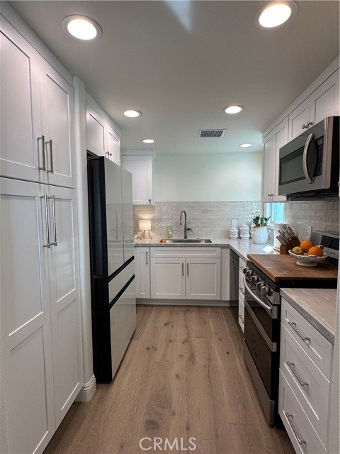 Detail Gallery Image 10 of 33 For 608 Poinsettia Ave #B,  Corona Del Mar,  CA 92625 - 2 Beds | 2 Baths