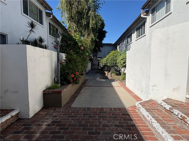 Detail Gallery Image 2 of 32 For 18619 Collins #F29,  Tarzana,  CA 91356 - 2 Beds | 2 Baths