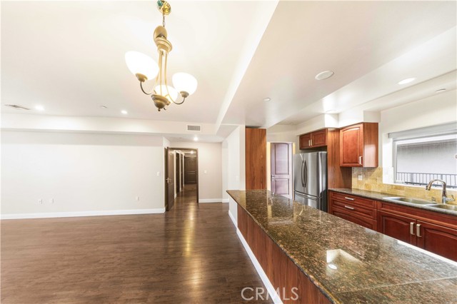 Detail Gallery Image 17 of 53 For 11218 Camarillo St #404,  Toluca Lake,  CA 91602 - 3 Beds | 3 Baths