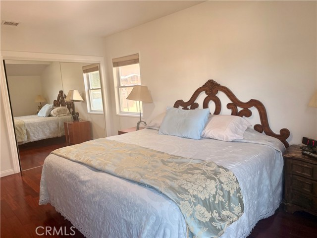 Detail Gallery Image 13 of 18 For 5517 Woodman Ave., Sherman Oaks,  CA 91401 - 4 Beds | 3 Baths