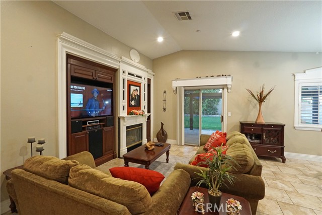 328 Manzanita Court, Ontario CA: https://media.crmls.org/medias/a33a276c-28a3-4678-a4b9-9798380e50d0.jpg