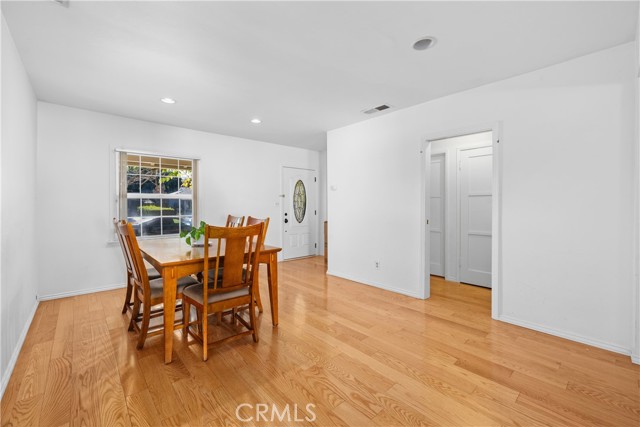 Detail Gallery Image 11 of 39 For 17419 Leadwell, Lake Balboa,  CA 91406 - 4 Beds | 2 Baths