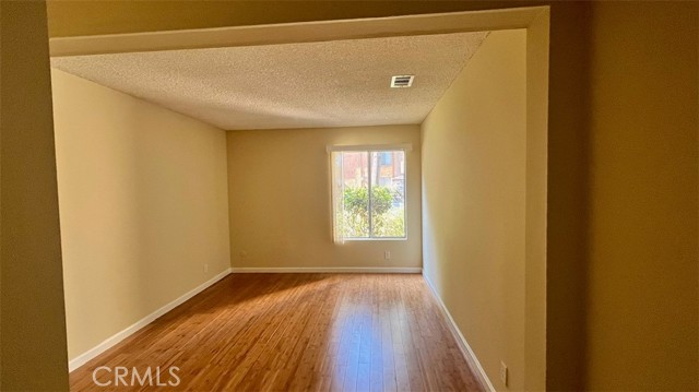 Detail Gallery Image 2 of 18 For 15425 Sherman #101,  Van Nuys,  CA 91406 - 2 Beds | 2 Baths