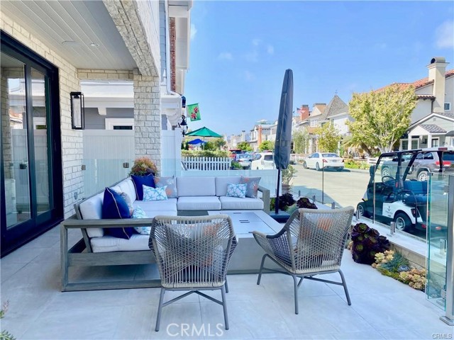 Detail Gallery Image 2 of 26 For 203 Sapphire, Newport Beach,  CA 92662 - 3 Beds | 3/1 Baths