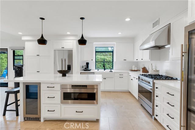 Detail Gallery Image 9 of 29 For 19943 Oxnard, Woodland Hills,  CA 91367 - 4 Beds | 3 Baths