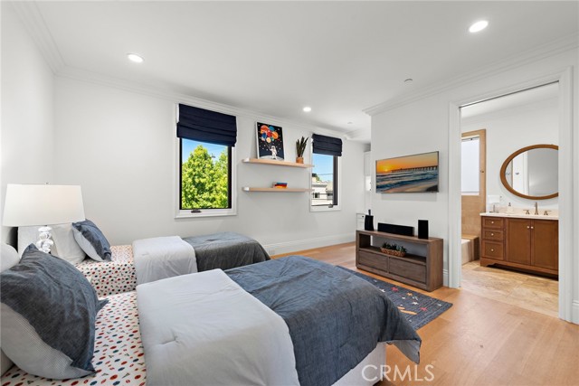 Detail Gallery Image 41 of 75 For 530 Kings Rd, Newport Beach,  CA 92663 - 5 Beds | 4/3 Baths