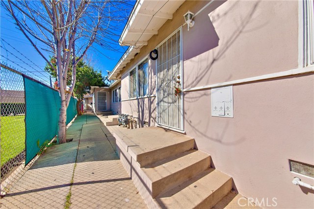 East LA Property For Sale - 3 x 1 Bedroom 1 Bathroom Units + 1 Separate Rear Unit In Back Building