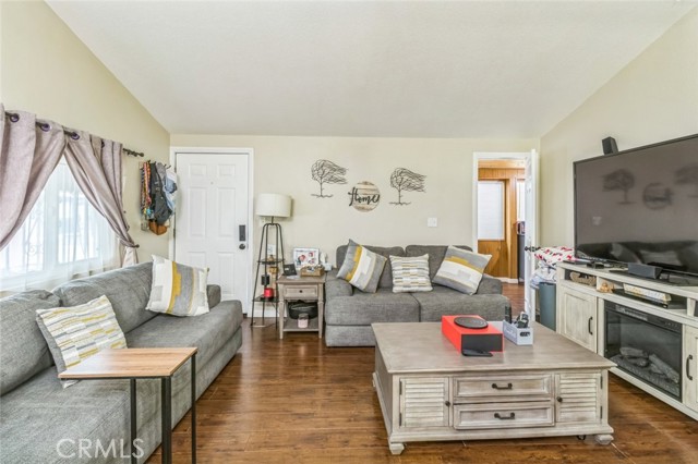 Detail Gallery Image 4 of 12 For 8221 Ilex St #10,  Fontana,  CA 92335 - 3 Beds | 2 Baths