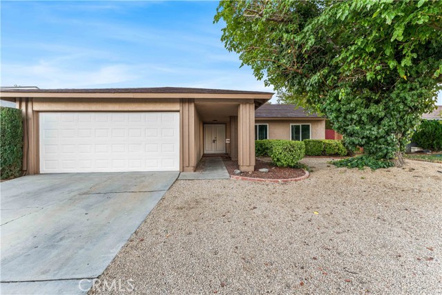 Detail Gallery Image 2 of 33 For 552 Eston Pl, Lancaster,  CA 93535 - 4 Beds | 2 Baths