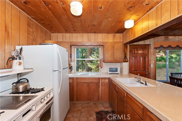 Detail Gallery Image 10 of 33 For 648 Crest Estates Dr, Lake Arrowhead,  CA 92352 - 2 Beds | 1 Baths