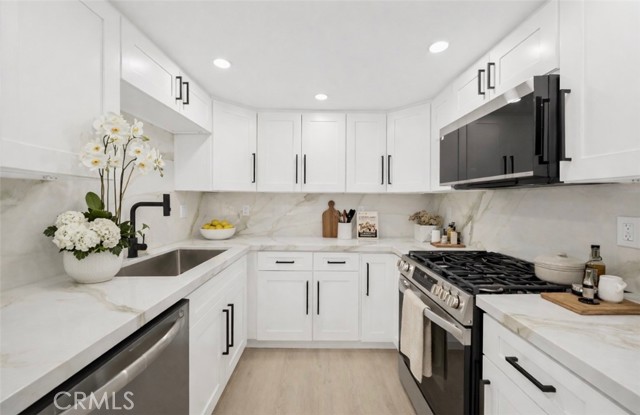 Detail Gallery Image 6 of 33 For 5009 Woodman Ave #113,  Sherman Oaks,  CA 91423 - 3 Beds | 2 Baths