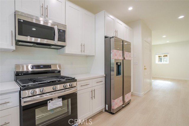 Detail Gallery Image 4 of 19 For 310 E Providencia Ave #108,  Burbank,  CA 91502 - 3 Beds | 2 Baths