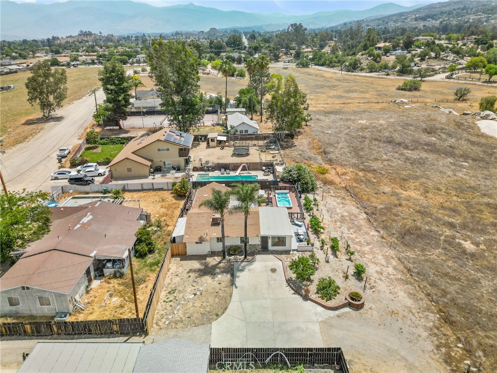 https://media.crmls.org/medias/a354e216-7f06-443f-94cb-695194e45f0b.jpg?preset=X-Large