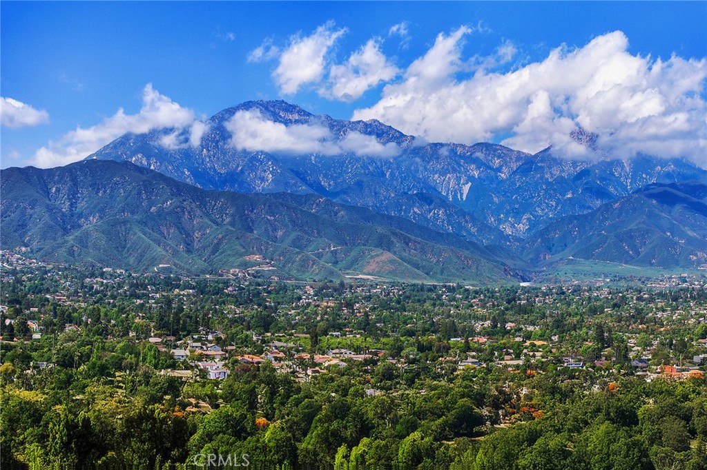https://media.crmls.org/medias/a35746e4-06b2-4337-9add-7374a31b45d9.jpg?preset=X-Large